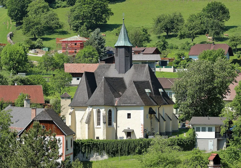 Ostnordostansicht der röm.-kath. Pfarrkirche hl. Nikolaus in der niederösterreichischen Gemeinde Prigglitz.