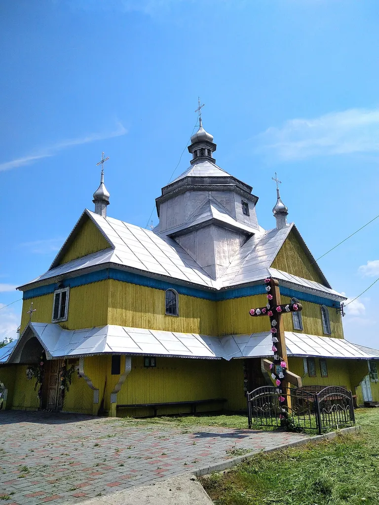 Церква святого Миколая, Сливки, на цвинтарі