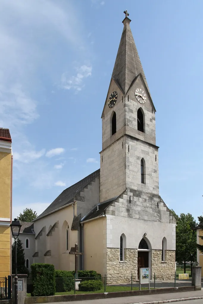 Die kath. Pfarrkirche hl. Nikolaus in Wampersdorf, eine Ortschaft in der niederösterreichischen Marktgemeinde Pottendorf.