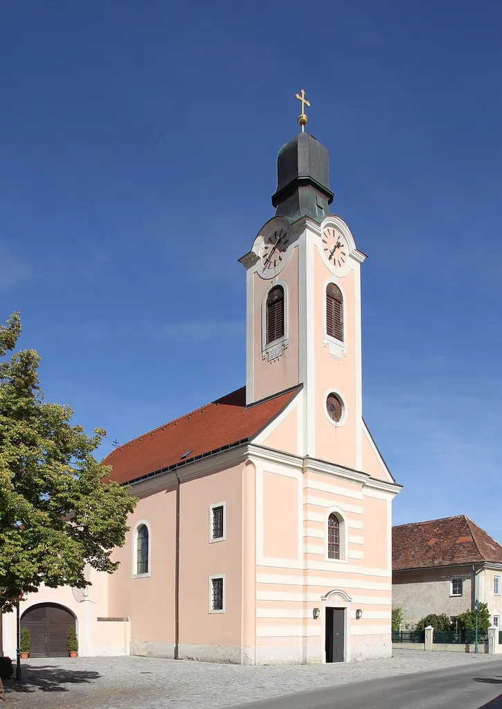 Katholische Pfarrkirche hl. Andreas in der niederösterreichischen Marktgemeinde Grafenwörth. 1791 wurde diese Saalkirche im josephinischen Stil errichtet.