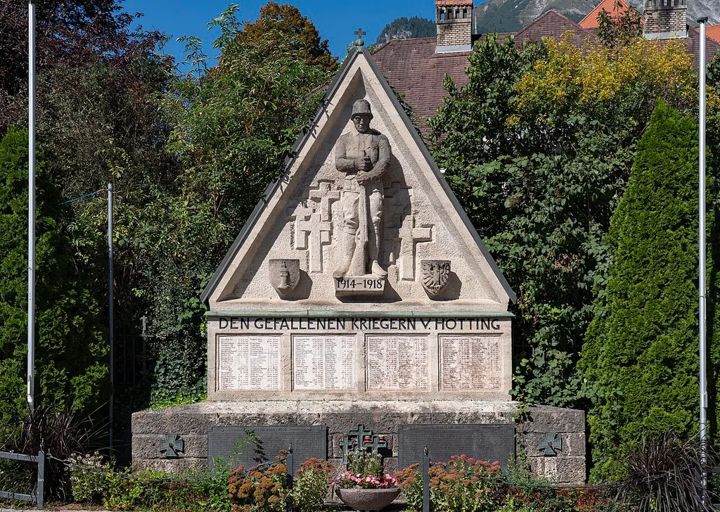 Kriegerdenkmal vor der Neuen Pfarrkirche