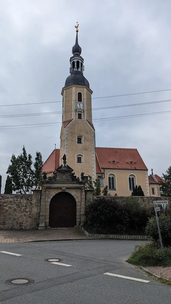 Kirche Zeithain, Kirchhofsportal und Einfriedungsmauer, Epitaph, Grabmal sowie Kriegerdenkmale (Einzeldenkmal zu ID-Nr. 09300036) Hauptstraße -