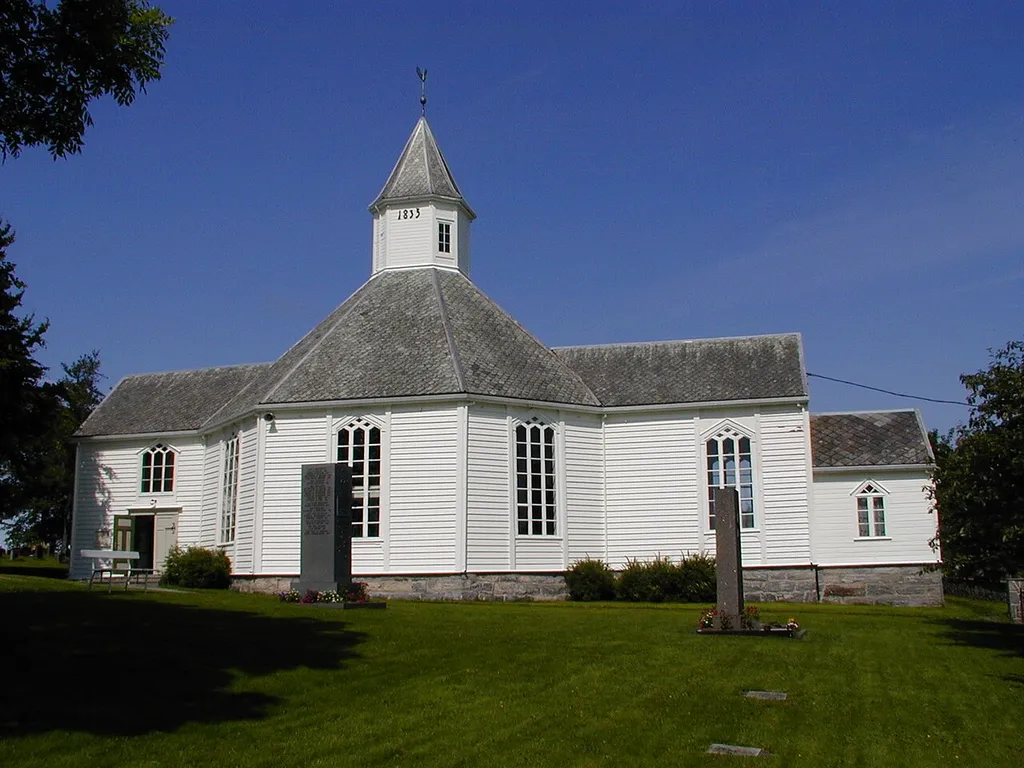 Aukra kirke fra sør. Foto: Max Ingar Mørk. Fra Riksantikvarens Kulturminnebilder.