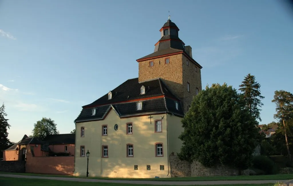 Burg Kirspenich. Wohngebäude und Turm aus südlicher Richtung