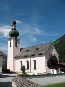 Auffach, Kath. Pfarrkirche hl. Nepomuk und Friedhof