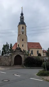 Kirche Zeithain, Kirchhofsportal und Einfriedungsmauer, Epitaph, Grabmal sowie Kriegerdenkmale (Einzeldenkmal zu ID-Nr. 09300036) Hauptstraße -