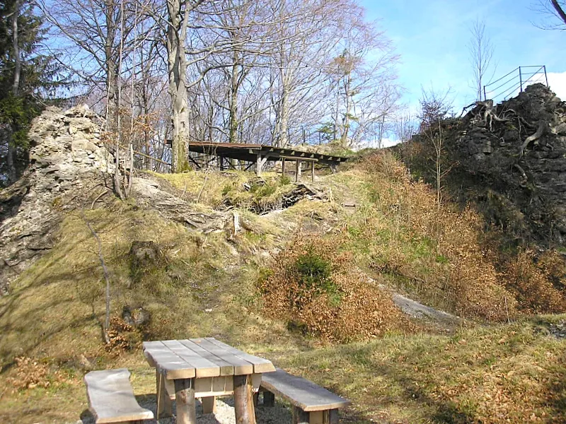 Burg Hugofels bei Immenstadt im Allgäu (Landkreis Ostallgäu, Bayerisch-Schwaben). Der Schuttkegel des Hauptturmes von Westen. Eigene Aufnahme, April 2008 / Hugofels castle near Immenstadt im Allgäu (Landkreis Ostallgäu, Bavaria, Germany). The ruins of the keep from the west. Own photo, April 2008