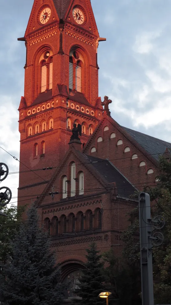 Kirchturm und Gemeindehaus der Immanuelkirche in Berlin-Prenzlauer Berg