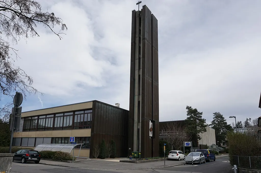 Römisch-katholische Kirche St. Antonius von Padua, Bern-Bümpliz, Westecke mit Turm