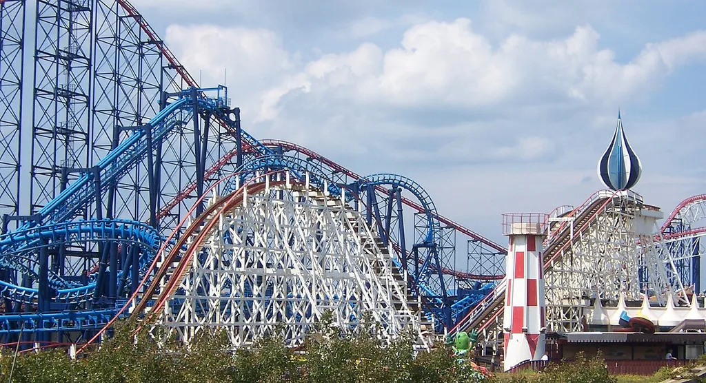 Part of the Big Dipper with Infusion behind it and the Pepsi Max Big One dwarfing both of them in the background