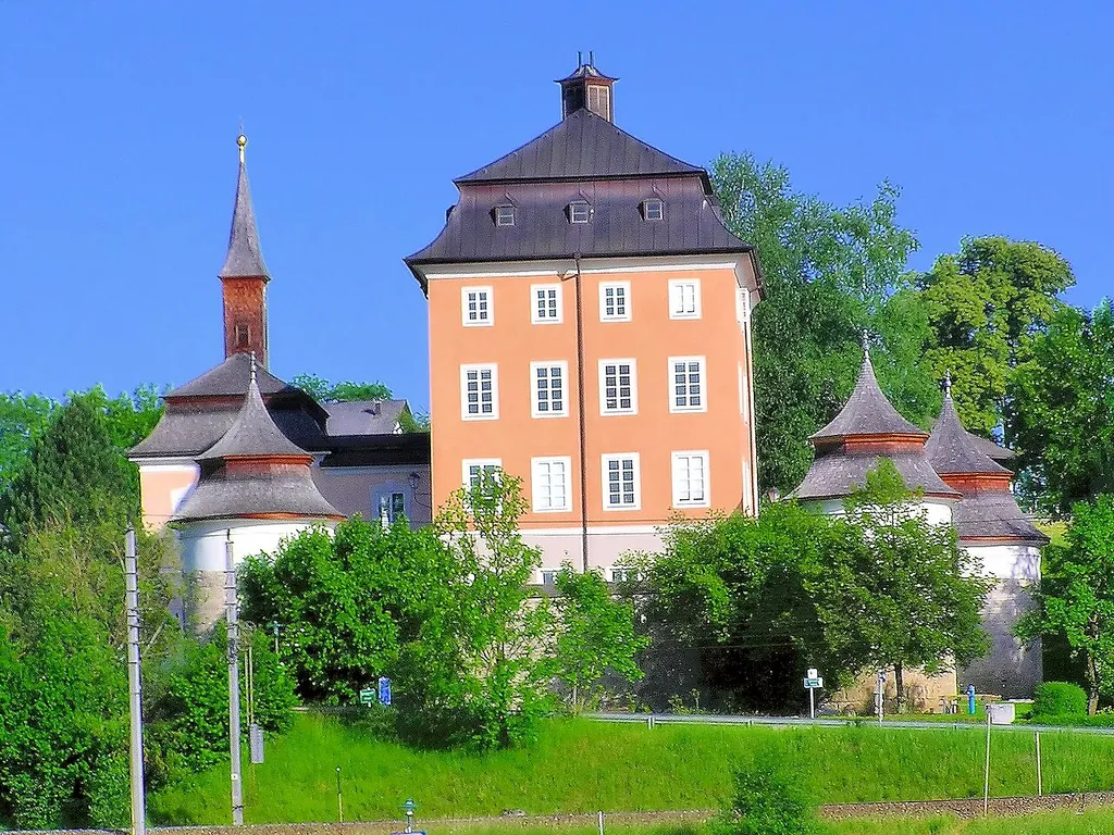 Schloss Seeburg in Seekirchen am Wallersee, Bundesland Salzburg in Österreich von Südosten. This media shows the protected monument with ObjektID 12354 in Austria. (Commons, de, Wikidata)