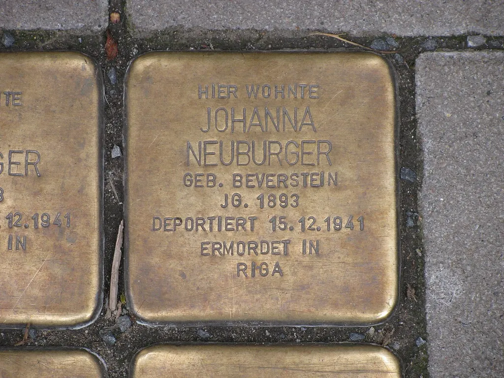der Stolperstein für Johanna Neuburger vor dem Haus Podbielskistraße 8 in Hannover