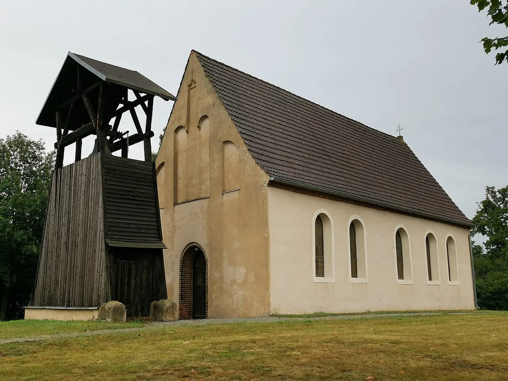 Denkmalgeschütztes Ensemble bestehend aus Kirche, Glockenturm und Kriegerdenkmal in Groß Oßnig