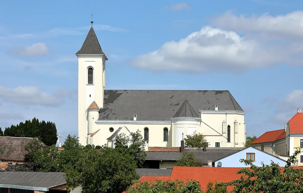 Südansicht der röm.-kath. Pfarrkirche hl. Stephanus in der niederösterreichischen Gemeinde Gaubitsch.Die in erhöhter Lage im Norden des Ortes errichtete Kirche hat ein romanisches Langhaus (13. Jahrhundert) mit gotischem Chor (14. Jahrhundert) und Westturm. Mitte des 18. Jahrhunderts erfolgten barocke Um- und Anbauten und der gotische Turm wurde im 19. Jahrhundert verändert.