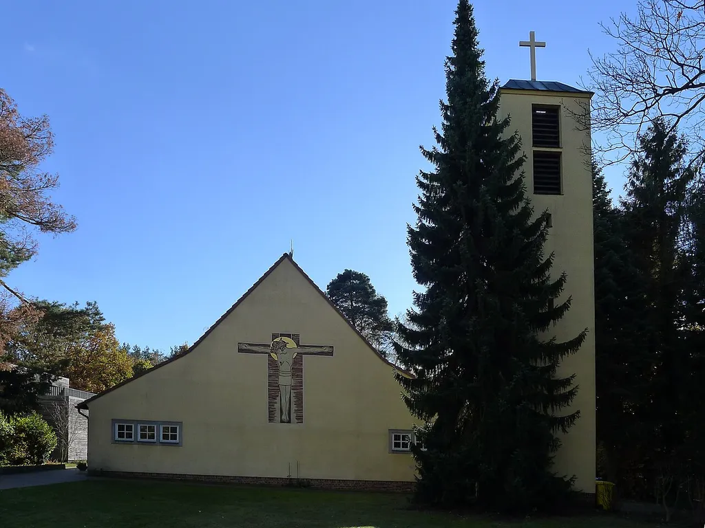 Blick von der Tannenbergallee auf die Kirche