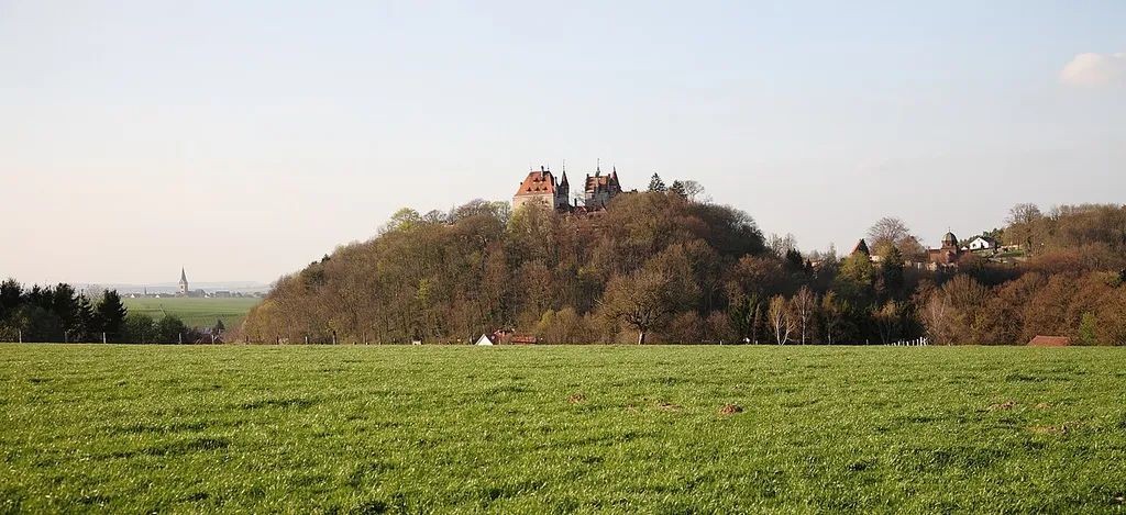 Die Höhenburg Calenberg erbaut im Jahre 1299 (links im Hintergrund die Neustadtkirche St. Johannes Baptist in Warburg erbaut im Jahre 1264)
