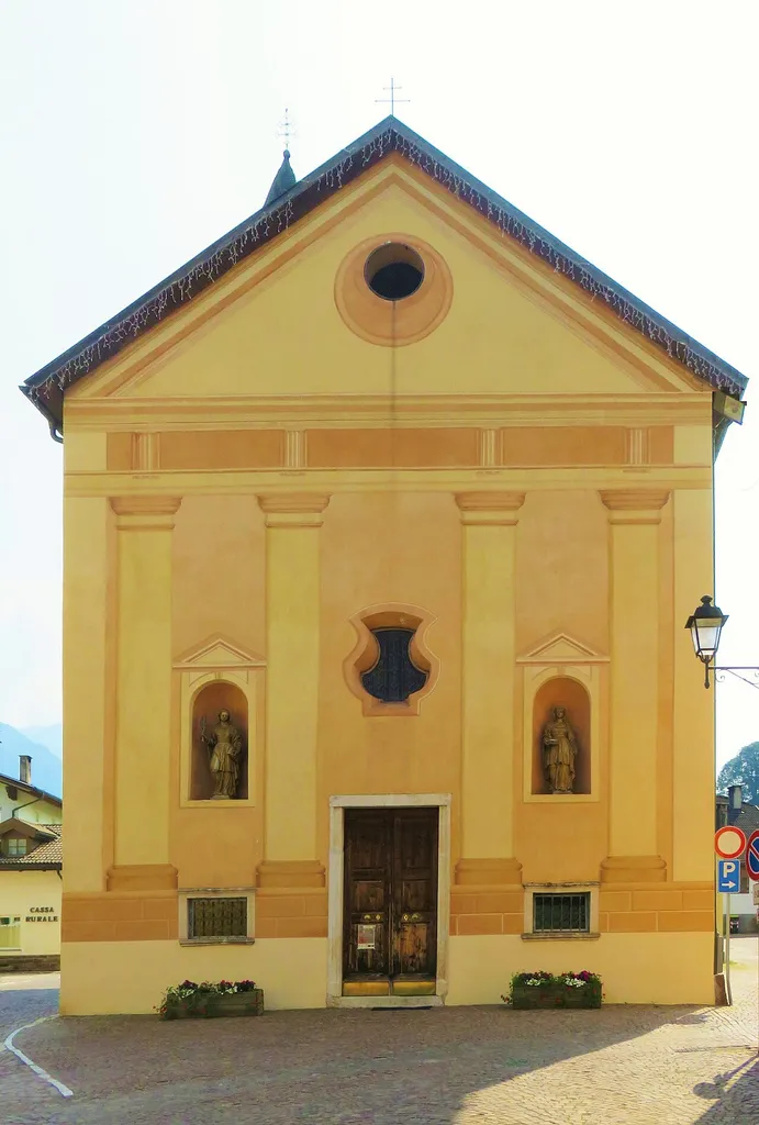 Chiesa della Santissima Trinità (o chiesa della Santissima Trinità e Santa Apollinare) di Masi di Cavalese. Facciata.