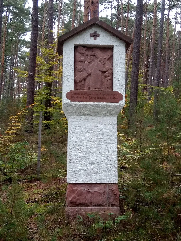 Kreuzwegstation in Aschaffenburg-Obernau mit Kreuzwegreliefs, Ende 20. Jahrhundert This is a picture of the Bavarian Baudenkmal (cultural heritage monument) with the ID D-6-61-000-375 (Wikidata)