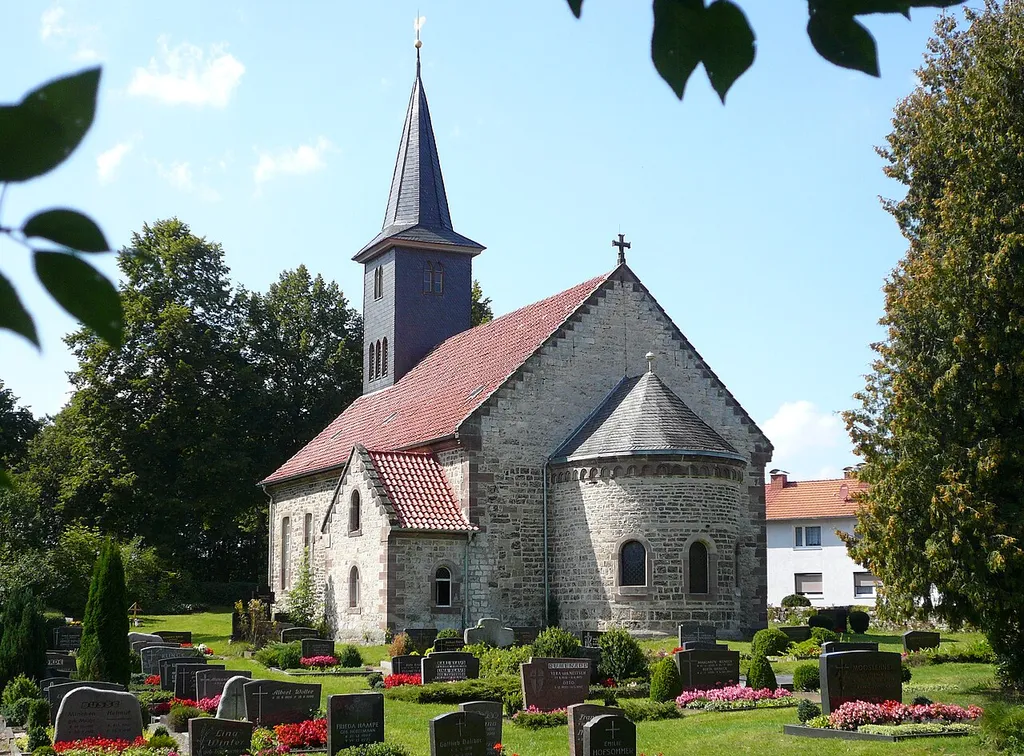 Ev.-luth. Pfarrkirche St. Vitus auf dem Kirchberg in Erbsen, Flecken Adelebsen, Landkreis Göttingen, Niedersachsen. Im Kern mittelalterlich, mehrfach umgestaltet und erweitert.