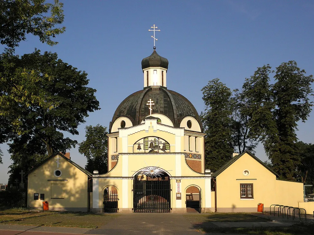Cmentarz prawosławny w Radomiu - brama z budynkami stróżówki i kostnicy. W głębi cerkiew p.w. św.Mikołaja.