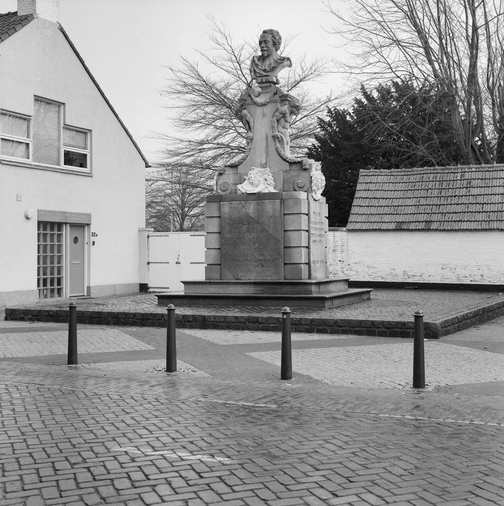 Monument/ Beeld: Overzicht monument met beeld, voor Jacob Jordaens (opmerking: Gefotografeerd voor Monumenten In Nederland Noord-Brabant, bladzijde 277)