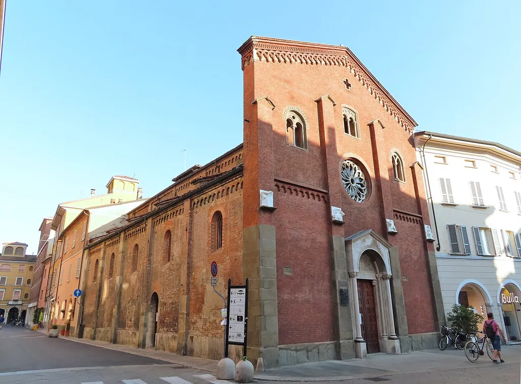 Facciata e lato nord della chiesa di San Donnino