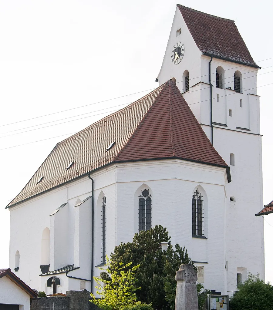 Pfarrkirche St. Michael: Saalkirche mit Chorflankenturm, Turm mit Satteldachabschluss, Chor und Turm spätgotisch, Langhaus barock; mit Ausstattung.