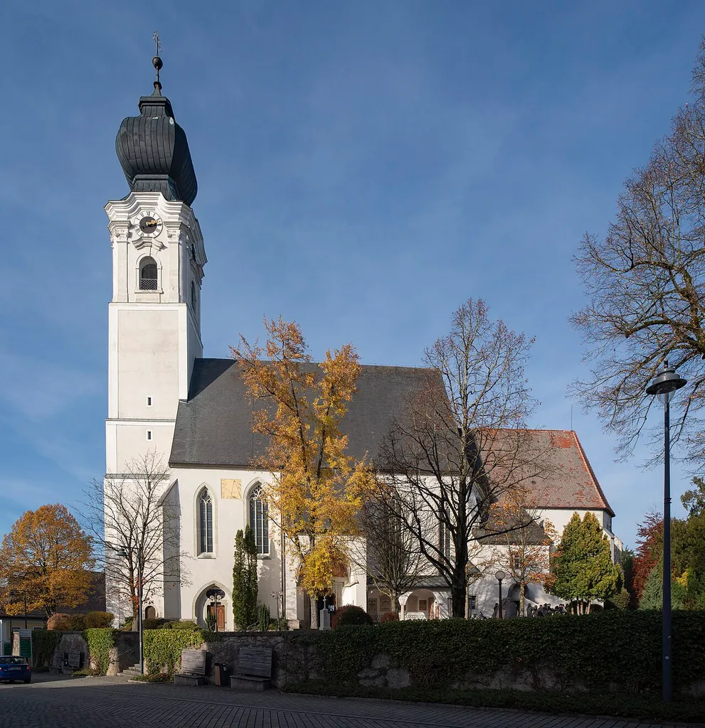 Kath. Pfarrkirche hl. Georg und Kriegerdenkmal