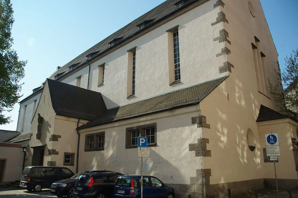 Kreuzgasse 20; Kath. Pfarrkirche Herz Jesu, dreischiffige Basilika mit Satteldach, eingezogenem Chor mit Walmdach und unvollendetem Südturm, verputzter Ziegelbau, Turm mit Hausteinverkleidung, spätexpressionistisch, 1928-30 von Carl Schad; mit Ausstattung. This is a picture of the Bavarian Baudenkmal (cultural heritage monument) with the ID D-3-62-000-681 (Wikidata)