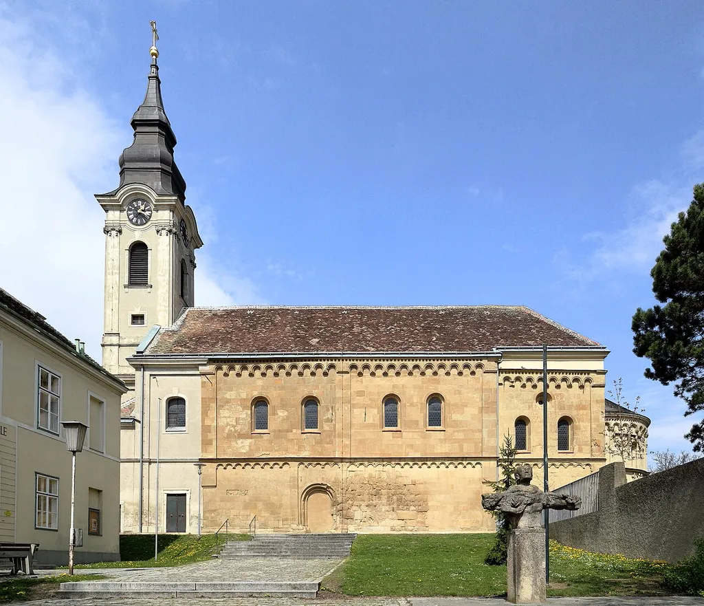 Südansicht der römisch-katholischen Pfarrkirche Mariae Geburt in Schöngrabern, ein Ortsteil der niederösterreichischen Marktgemeinde Grabern.Das Langhaus, das leicht eingezogene Chorquadrat und die Rundapsis sind spätromanisch (um 1210/30). Ende des 18. Jahrhunderts wurde der Turm über dem Chorquadrat abgetragen und Anfang des 19. Jahrhunderts das Langhaus um ein Joch verlängert sowie der Westturm errichtet. Nach einem Brand wurde der Turm 1866 erhöht.
