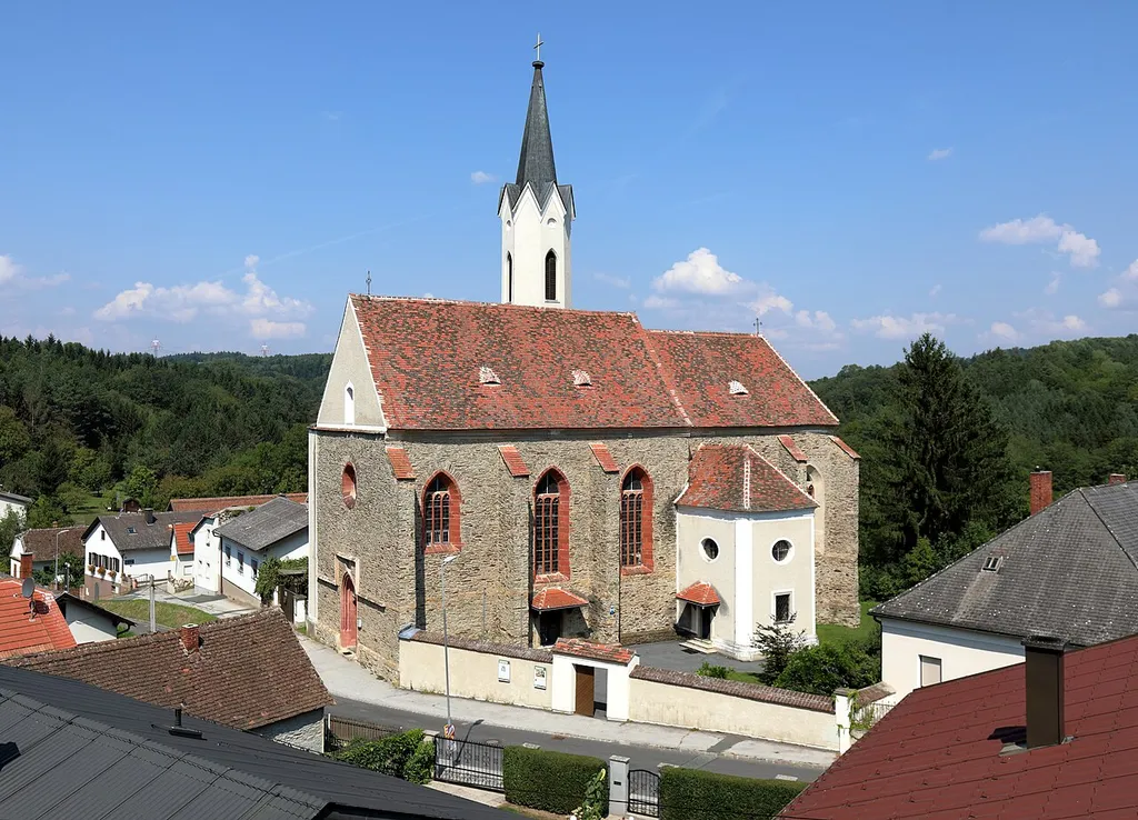 Südansicht der röm.-kath. Pfarrkirche hl. Josef in der burgenländischen Stadtgemeinde Stadtschlaining.Die Kirche ist der erhaltene Teil, der von Andreas Baumkirchner um 1460 errichteten Pauliner-Klosteranlage. Der dreigeschossige schlanke Turm mit Spitzhelm stammt aus der Mitte des 19. Jahrhunderts.