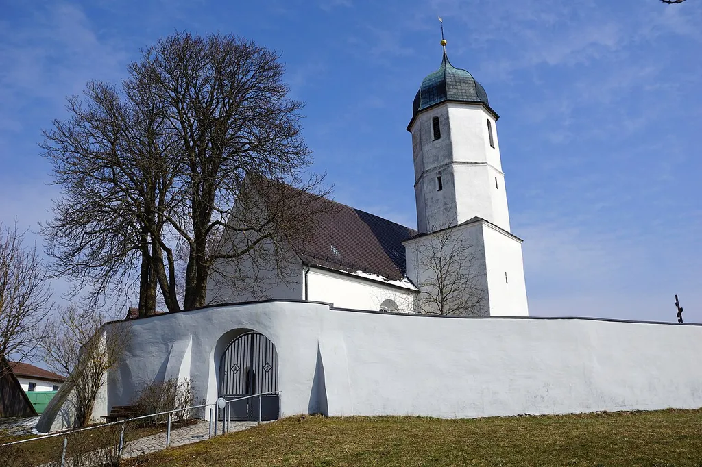Die katholische Filialkirche St. Leonhard in Waldhausen, Ortsteil der Gemeinde Seubersdorf in der Oberpfalz: