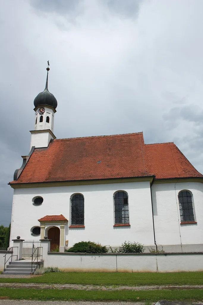 Katholische Kirche St. Oswald in Glöttweng, einem Ortsteil von Landensberg im Landkreis Günzburg (Bayern)