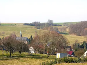 Kirche mit Kirchhof und Einfriedungsmauer Kirchsteig 24