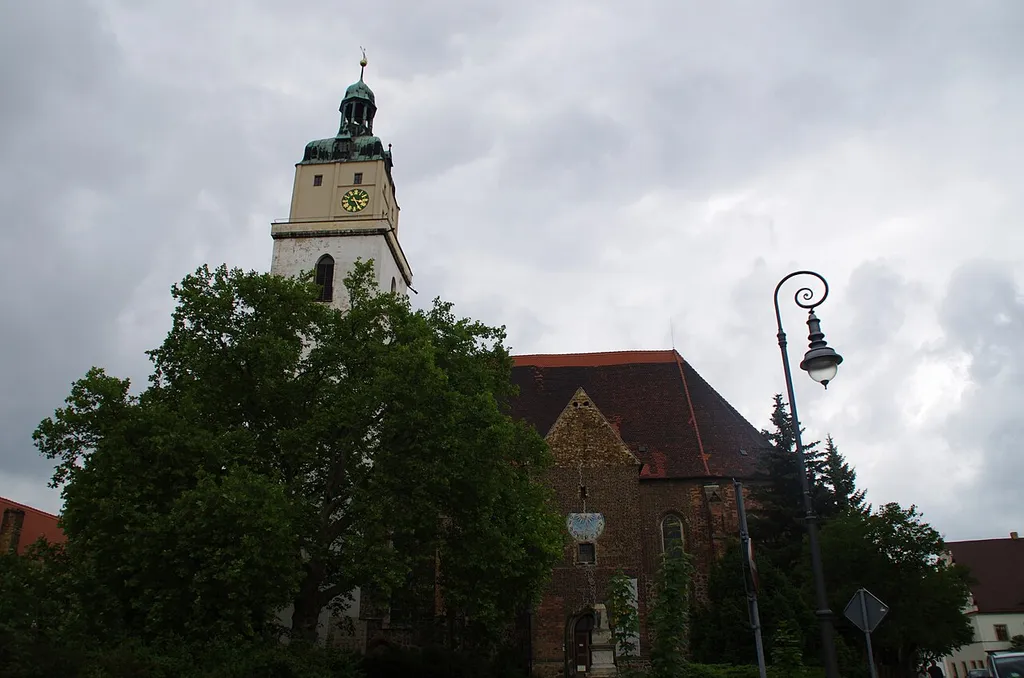 Bad Schmiedeberg in Sachsen-Anhalt. Die Nikolaikirche steht unter Denkmalschutz. Die Kirche von Süden aus.