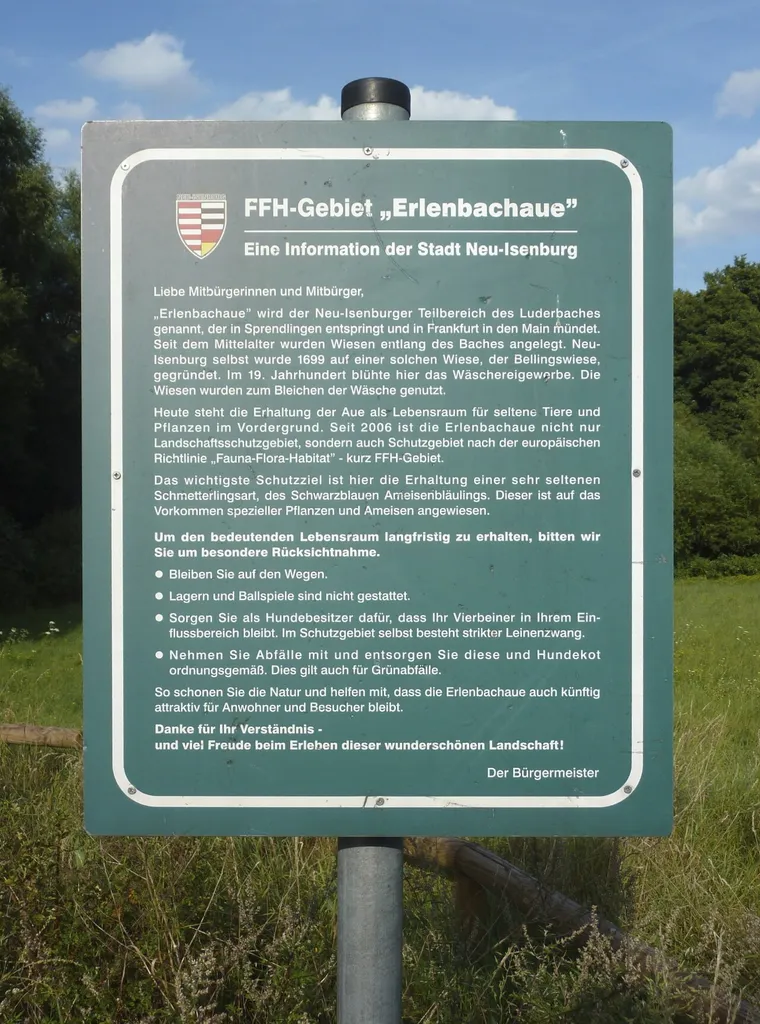 Der Königsbach, auch Luderbach und gelegentlich Erlenbach genannt, ist ein etwa 13,7 km langer, linker (südlicher) Zufluss des Mains in Hessen. Er entspringt bei der Stadt Dreieich im Landkreis Offenbach, durchfließt Neu-Isenburg und mündet im Stadtteil Niederrad von Frankfurt am Main. Das Foto zeigt eine amtliche Infotafel am FFH-Gebiet Erlenbachaue in Neu-Isenburg, das vom Bach durchflossen wird.