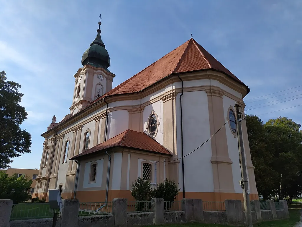 Krakovany (okr. Piešťany), Kostol svätého Mikuláša; pohľad od juhovýchodu