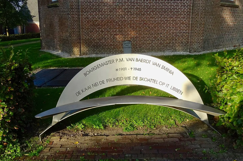Monument voor burgemeester van Utingeradeel, Paul Marinus van Baerdt van Sminia, beeld van Ids Willemsma bij de Terptsjerke in Akkrum