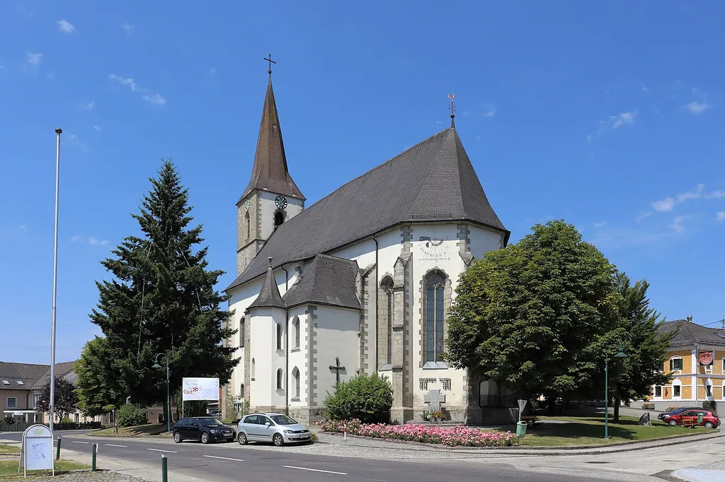 Katholische Pfarrkirche hl. Margarita in der oberösterreichischen Marktgemeinde Natternbach. Ein spätgotischer einschiffiger Sakralbau mit neugotischer Einrichtung. Das barocke Gewölbe des Langhauses stammt aus dem Ende des 18. Jahrhunderts.
