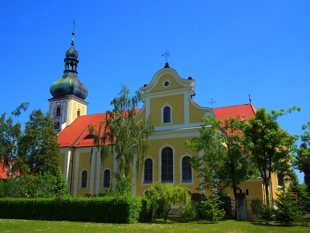 Kościół św. Jana Chrzciciela i św. Mikołaja w Nysie, prawa elewacja. Zdjęcie wykonane z ogrodu kościelnego.