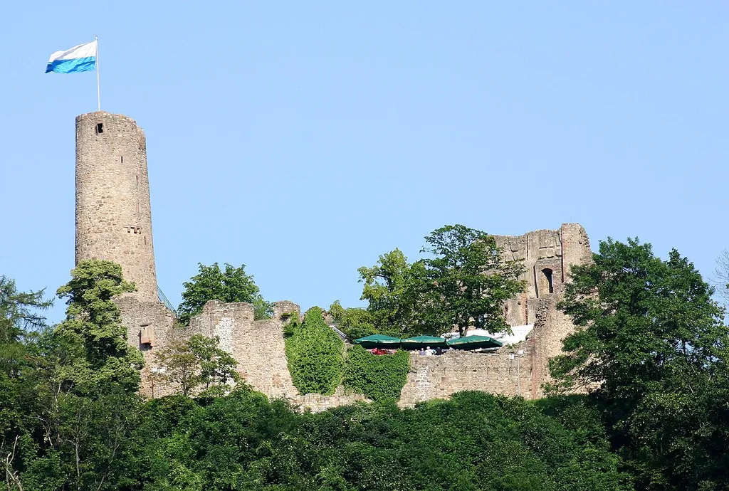 Burg Windeck, von Weinheim aus gesehen