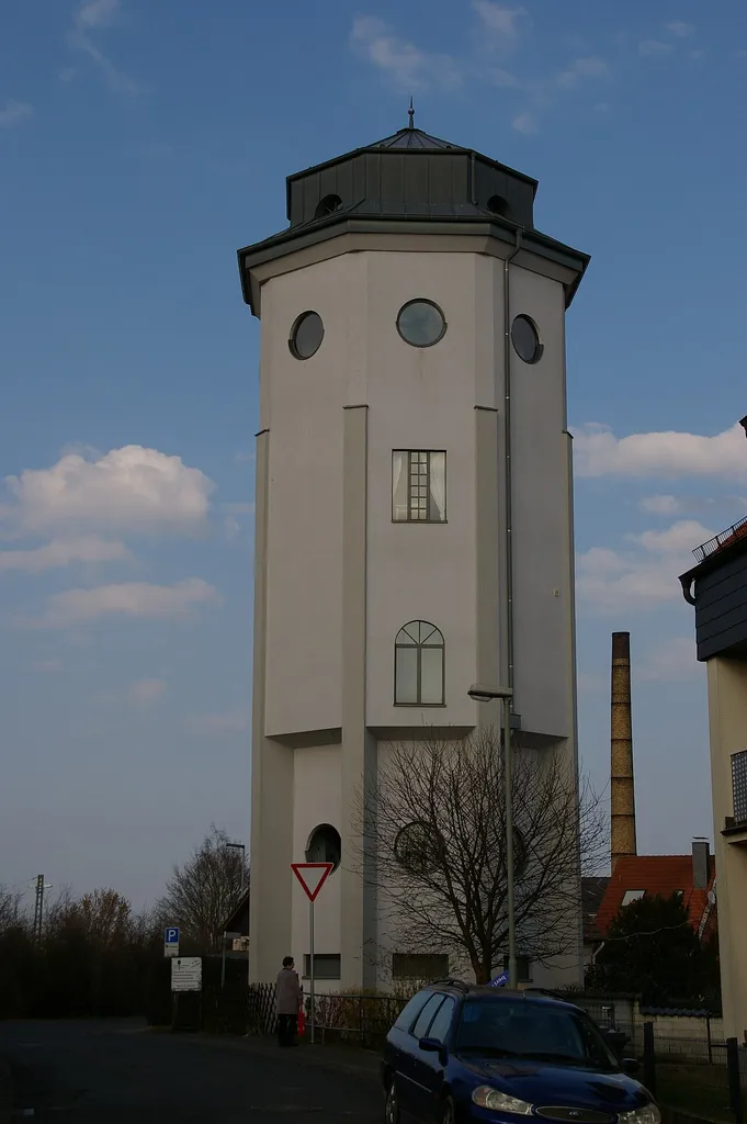 Der alte Wassertumrm, Eisenbahnsrasse in Niederwöllstadt nach der Renovierung und Umwidmung zum Wohngebäude