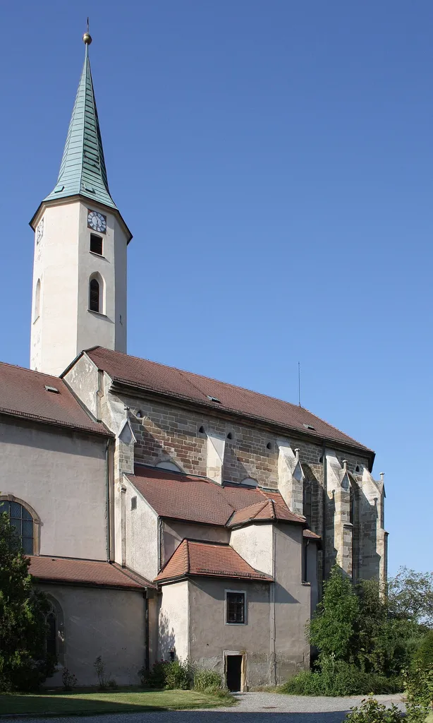 Die Martinskirche in der niederösterreichischen Stadtgemeinde Klosterneuburg.Die Kirche wurde in mehreren Bauphasen errichtet. Bei der Zweiten Wiener Türkenbelagerung 1683 wurde die Kirche gebrandschatzt. Im Zuge der anschließenden Wiederinstandsetzung, die um 1725 abgeschlossen wurde, wurde die Kirche barockisiert.