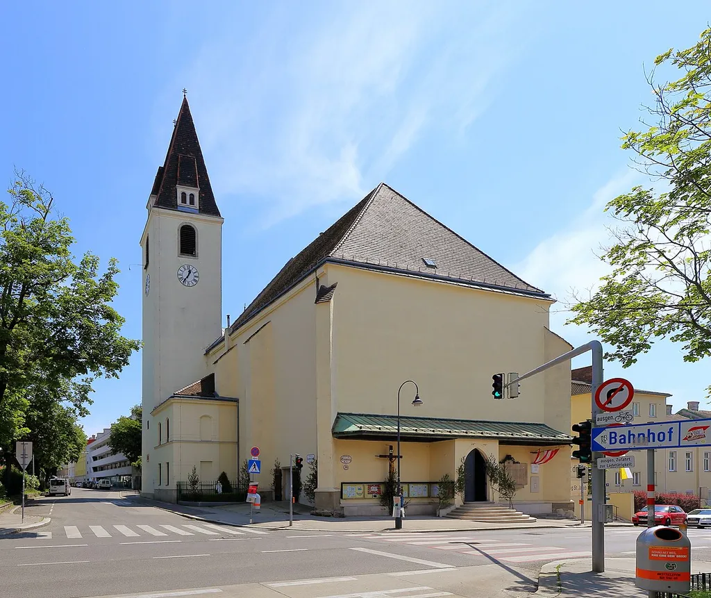 Nordwestansicht der Penzinger Pfarrkirche St. Jakob im 14. Wiener Gemeindebezirk Penzing.Im 13. Jahrhundert wurde eine Kapelle errichtet und im 14. Jahrhundert durch eine gotische Kirche überbaut. Im 15. Jahrhundert wurde das Langhaus nach Süden verbreitert. 1758 wurde durch Hofbaumeister Matthias Gerl über Veranlassung Maria Theresias die Kirche barock umgebaut und das Presbyterium Richtung Süden erweitert. Seit dem 18. Jahrhundert erfolgten kleinere Zubauten wie neue Sakristei westseitig des Turmes, Anbau der Beichtkapelle (jetziger Jakobusbrunnen) an der Südseite des Langhauses und Vergrößerung des Vorbaues am Westportal.