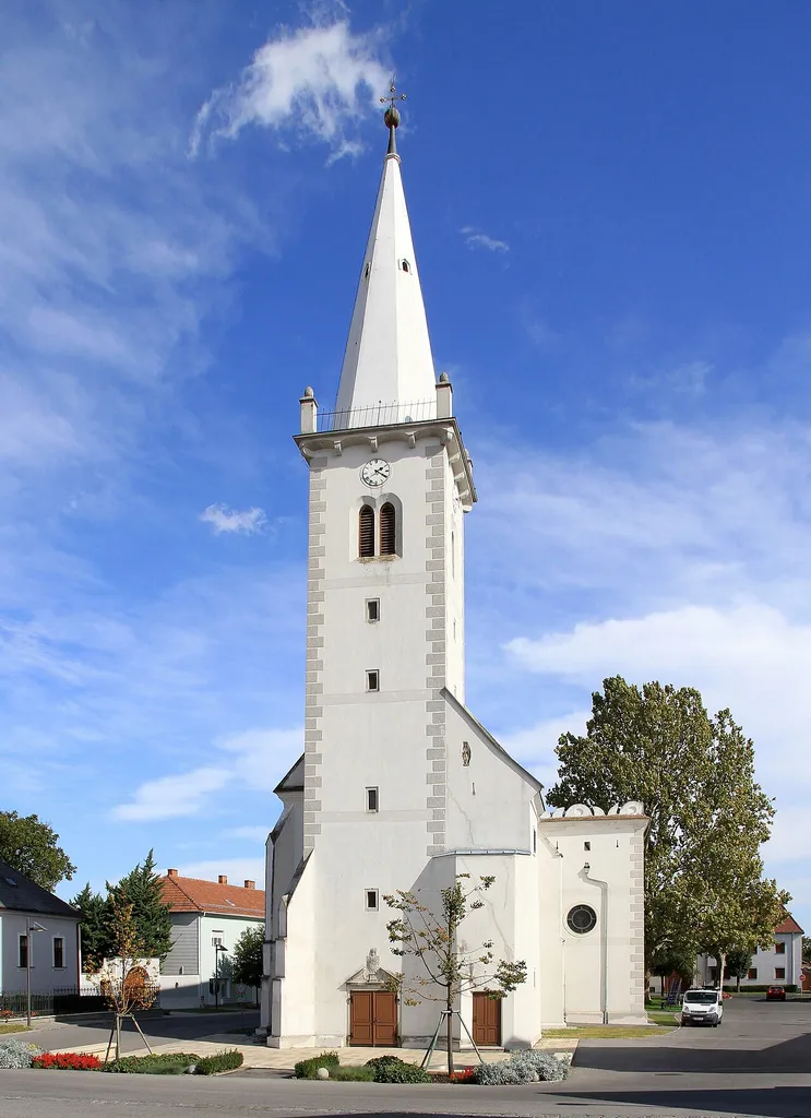 Katholische Pfarrkirche hl. Geist in der burgenländischen Marktgemeinde Neckenmarkt. Ursprünglich eine Wehrkirche, die 1642 barockisiert wurde, mit vorgestelltem viergeschossigen Westturm, der im Kern mittelalterlich ist.