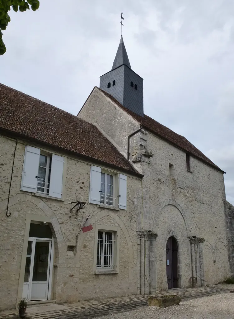 Église Saint-Blaise-Saint-Léger de Vulaines-lès-Provins. Seul le chœur de l'église demeure affecté au culte. (département de la Seine-et-Marne, région Île-de-France).