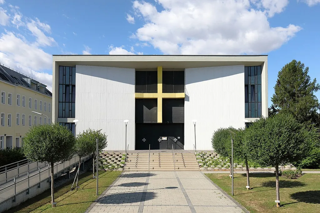 Die Neukagraner Pfarrkirche im 22. Wiener Gemeindebezirk Donaustadt.Die Saalkirche mit trapezförmigen Grundriss wurde ab 1959 nach den Plänen der Architekten Peter Czernin und Lukas Matthias Lang errichtet und im Dezember 1960 von Kardinal Franz König auf die heilige Maria Goretti geweiht. Ein geplanter campanileartiger Turm wurden nicht ausgeführt.