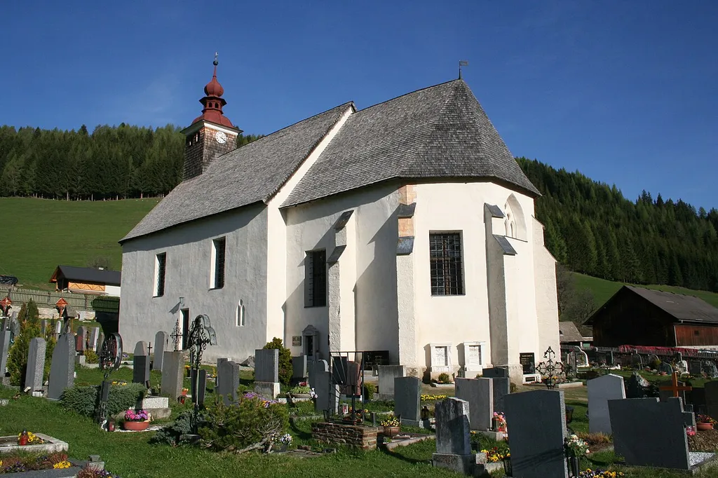 Kath. Filialkirche hl. Laurentius mit Friedhof