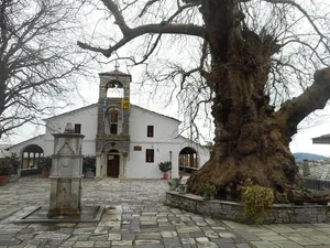 Church of Taxiarches, Tsagkarada