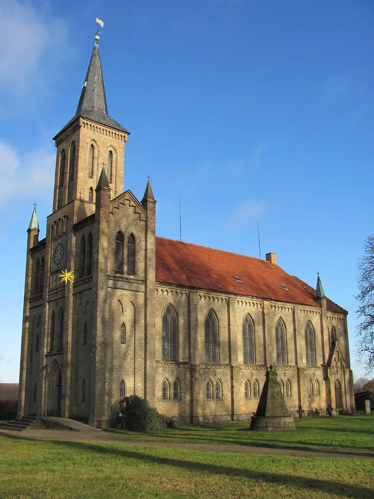 St. Marien, Selmsdorf; davor das Kriegerdenkmal